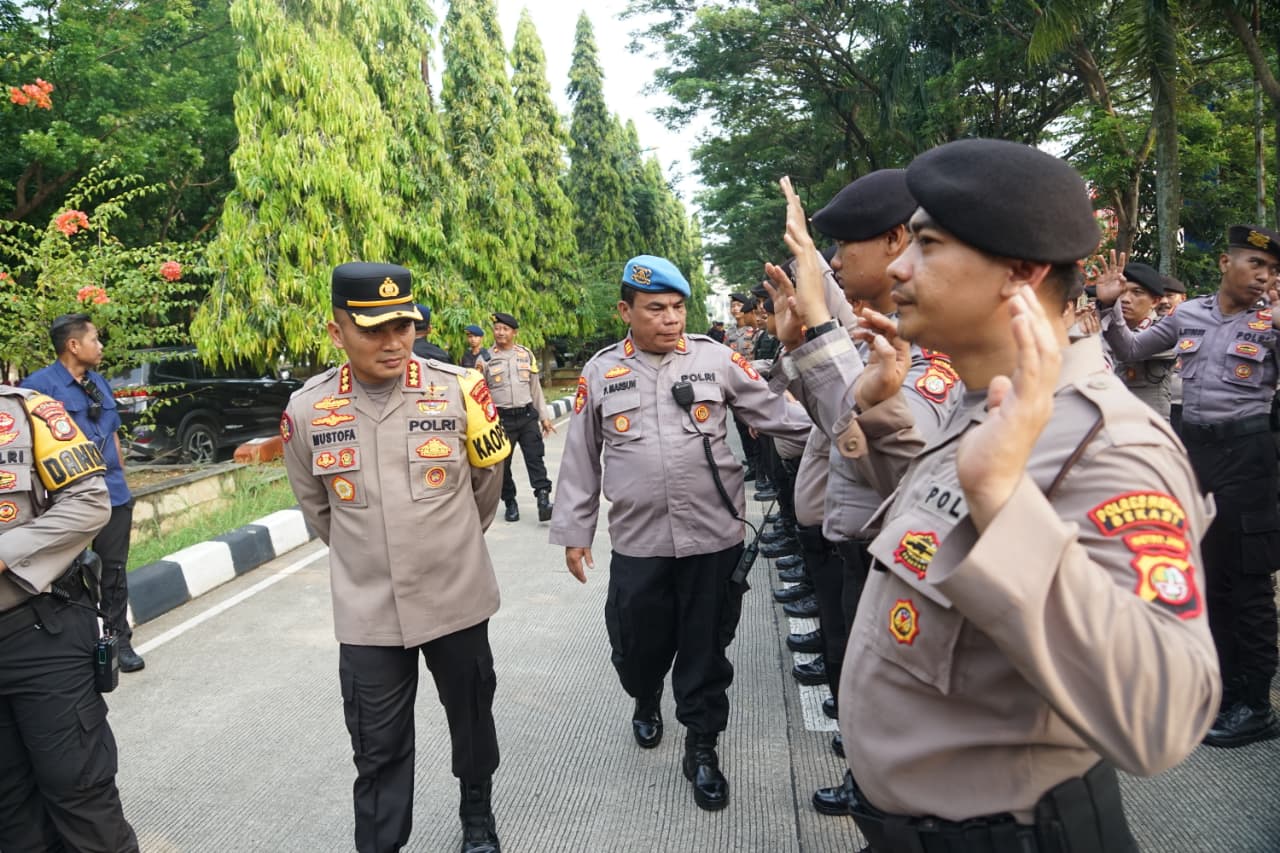 Kapolres Metro Bekasi Pimpin Apel Pengamanan Unjuk Rasa Buruh di Pemda Kabupaten Bekasi