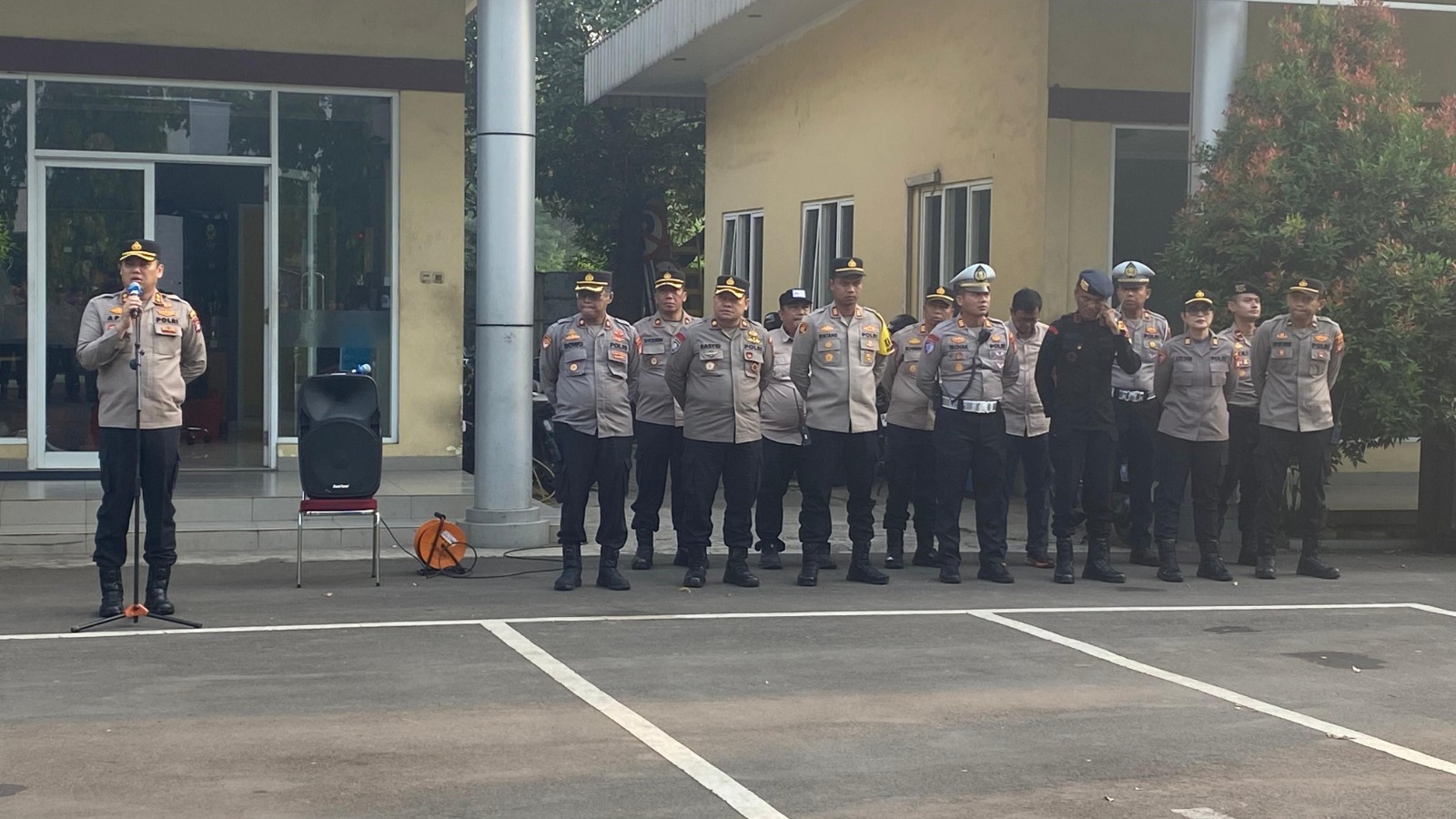 Wakapolres Metro Bekasi Pimpin Pengamanan Keberangkatan Massa Aksi Buruh FSPMI di Cikarang Barat