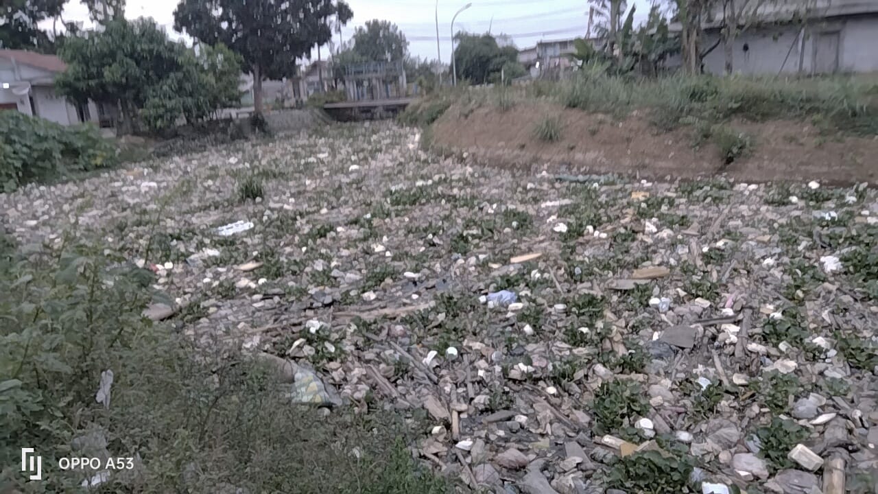 Sampah Membentang 500 Meter di Kali Srengseng Hilir, Warga Resah dan Minta DLH Turun Tangan