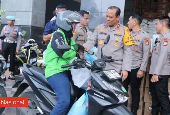 Kapolda Metro Jaya membagikan 300 Helm untuk Ojek online dan Paket Sembako