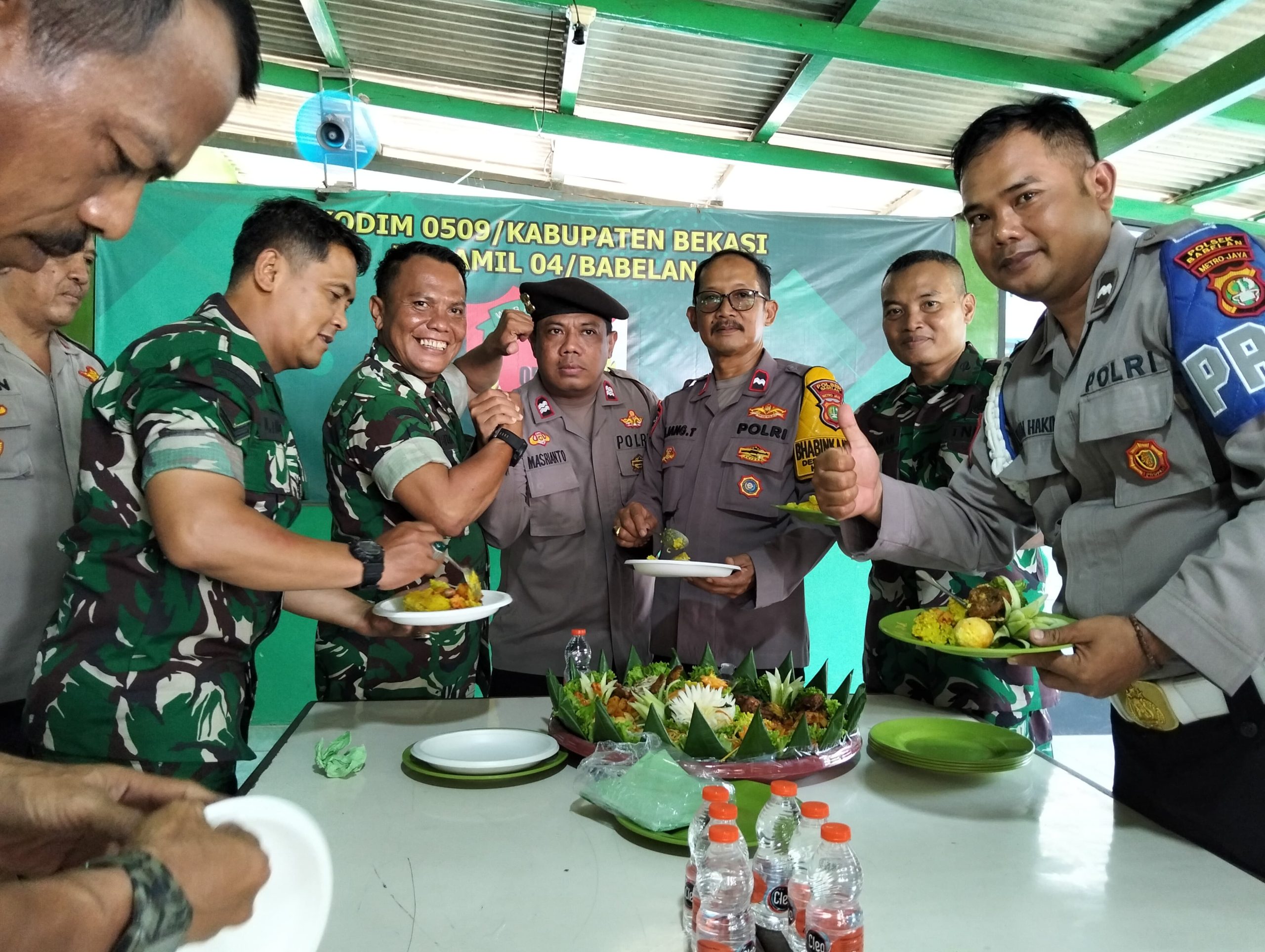 Wujud Sinergitas, Polsek Babelan Sambangi Koramil 04/Babelan di Hari Jadi TNI ke-80