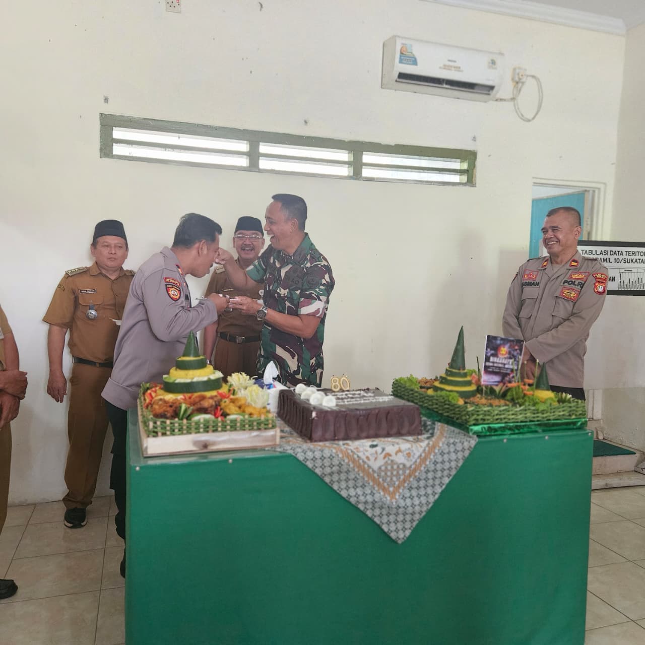 Solid dan Kompak! Polsek Tambelang Beri Kejutan Manis ke Koramil 10 Sukatani di HUT TNI ke-80
