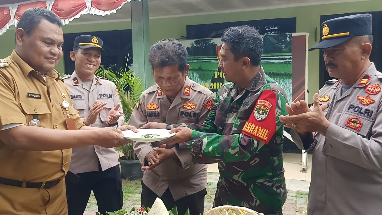 Polsek Cabangbungin dan Muaragembong Beri Kejutan ke Koramil 03 Cabangbungin di HUT TNI ke-80, Wujud Sinergi TNI – Polri di Bekasi